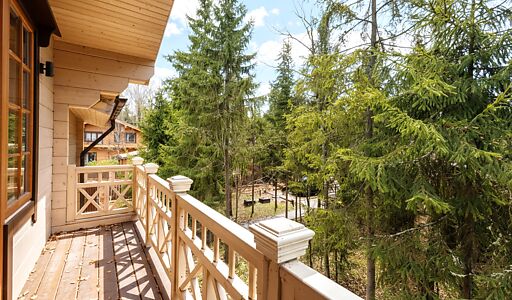 Дом из бруса в лесу у озера