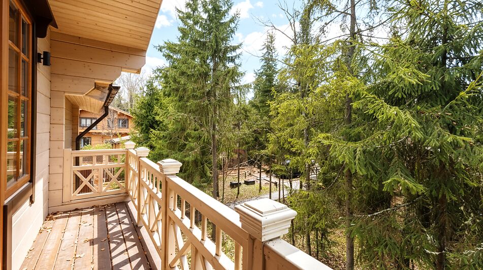 Дом из бруса в лесу у озера