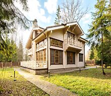 Дом из бруса в лесу у озера