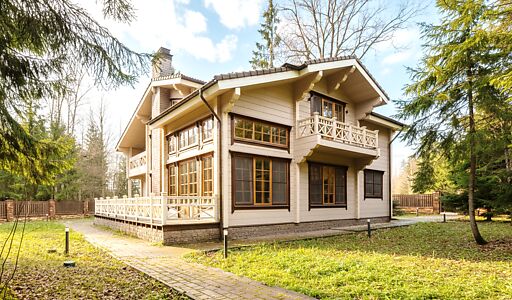 Дом из бруса в лесу у озера