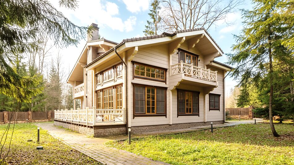 Дом из бруса в лесу у озера