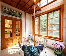 Дом из бруса в лесу у озера