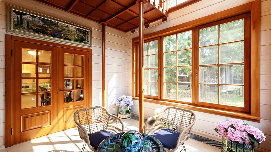 Дом из бруса в лесу у озера