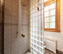 Дом из бруса в лесу у озера