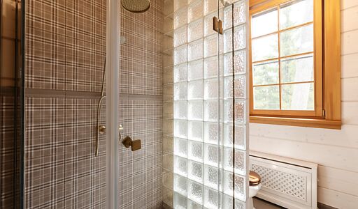 Дом из бруса в лесу у озера