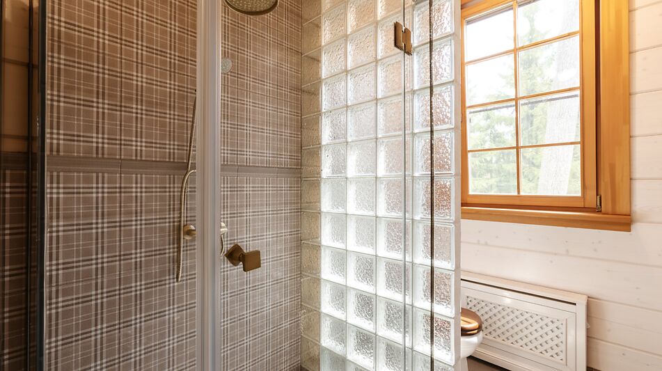 Дом из бруса в лесу у озера