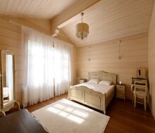 Дом из бруса в лесу у озера