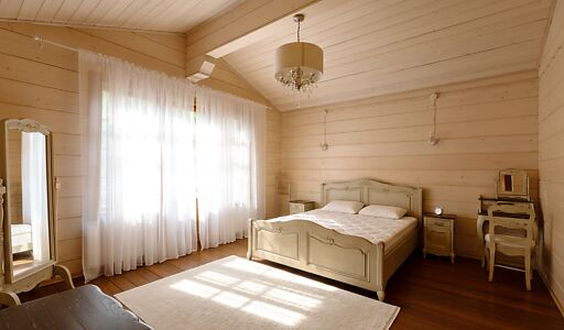 Дом из бруса в лесу у озера