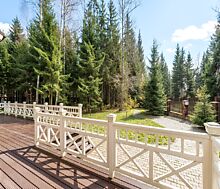 Дом из бруса в лесу у озера