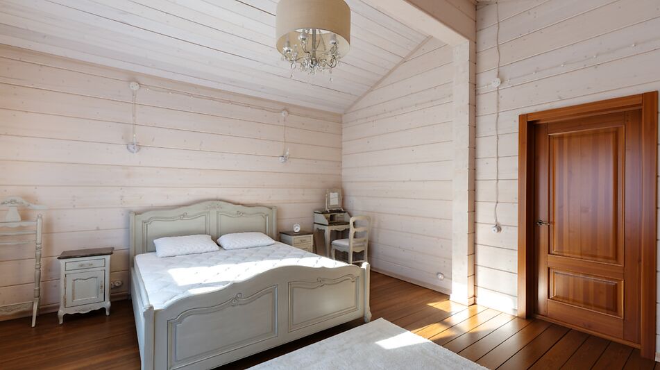 Дом из бруса в лесу у озера