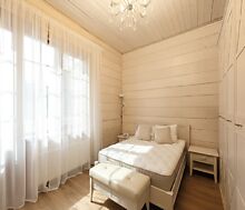 Дом из бруса в лесу у озера