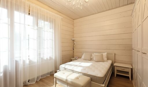 Дом из бруса в лесу у озера