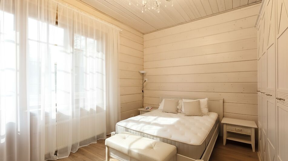 Дом из бруса в лесу у озера