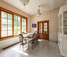 Дом из бруса в лесу у озера