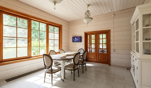 Дом из бруса в лесу у озера