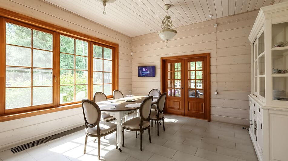 Дом из бруса в лесу у озера