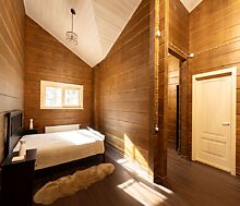 Дом из бруса в лесу у озера