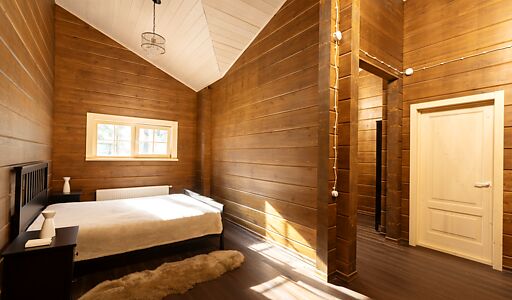 Дом из бруса в лесу у озера