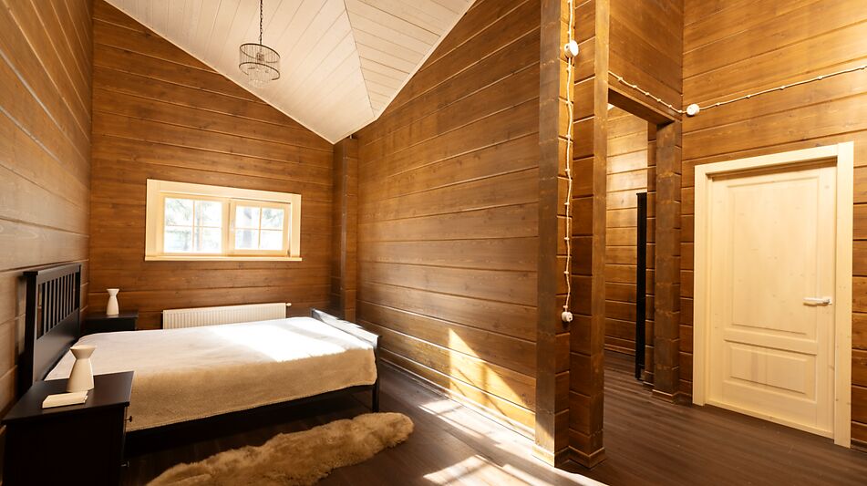 Дом из бруса в лесу у озера