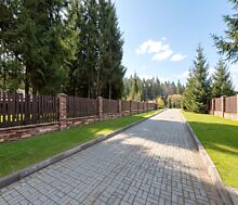 Дом из бруса в лесу у озера