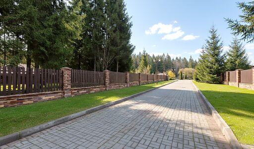 Дом из бруса в лесу у озера