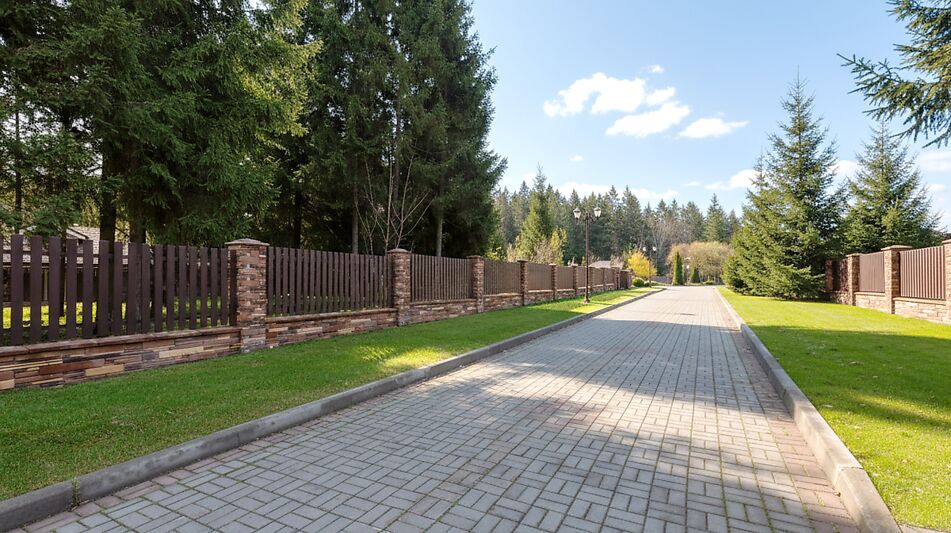 Дом из бруса в лесу у озера