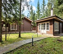 Дом из бруса в лесу у озера