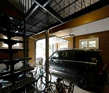 Дом из бруса в лесу у озера