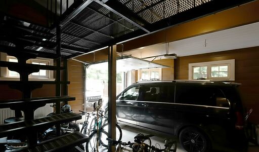 Дом из бруса в лесу у озера