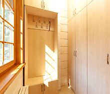 Дом из бруса в лесу у озера