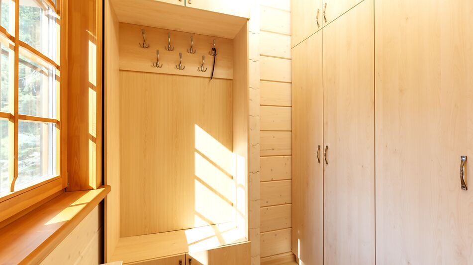 Дом из бруса в лесу у озера