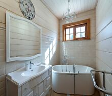 Дом из бруса в лесу у озера