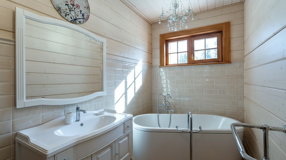 Дом из бруса в лесу у озера