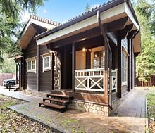 Дом из бруса в лесу у озера