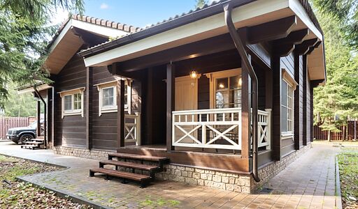 Дом из бруса в лесу у озера