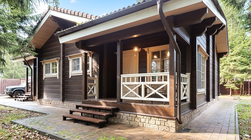 Дом из бруса в лесу у озера