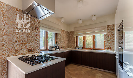 Дом с бассейном в Новогорске