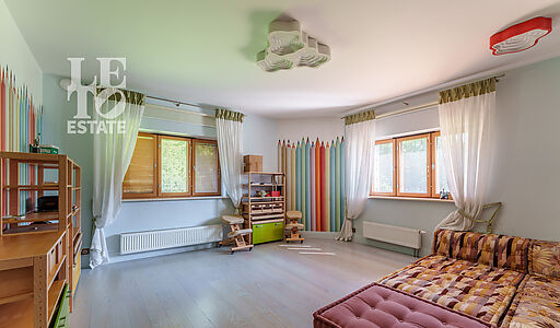 Дом с бассейном в Новогорске