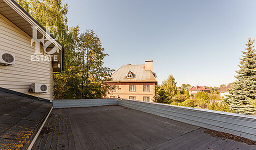 Дом с бассейном в Новогорске