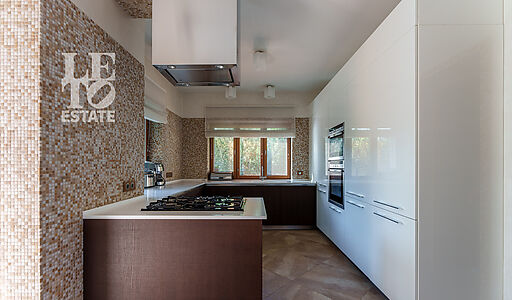 Дом с бассейном в Новогорске