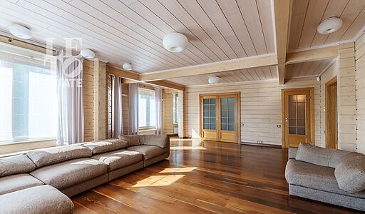 Дом с бассейном в Новогорске