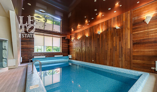 Дом с бассейном в Новогорске