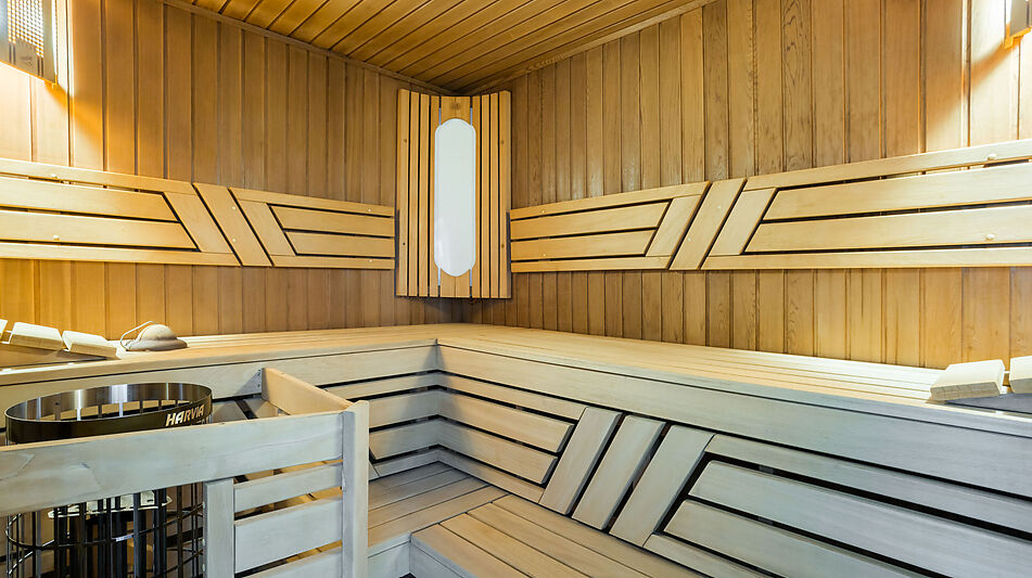 Дом с бассейном в поселке Новинки