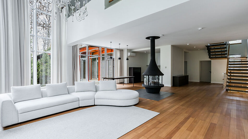 Дом с бассейном в поселке Новинки