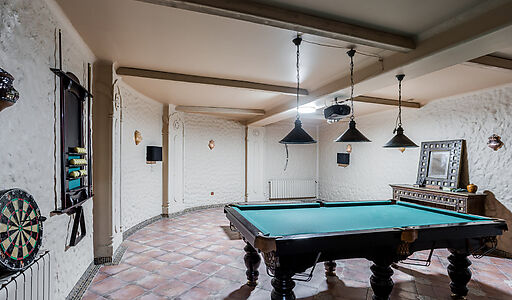 Дом с бассейном в поселке Новинки