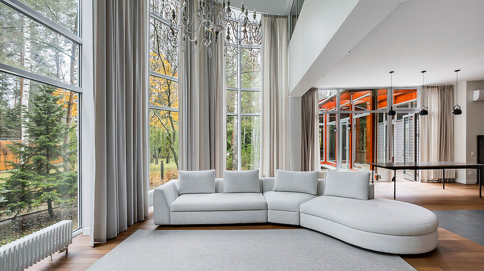 Дом с бассейном в поселке Новинки