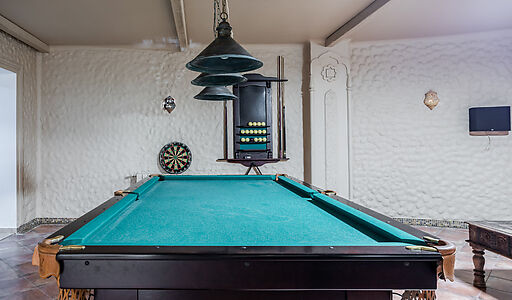 Дом с бассейном в поселке Новинки