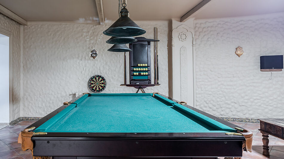 Дом с бассейном в поселке Новинки