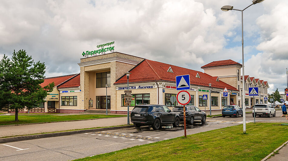 Дом с бассейном в поселке Новинки