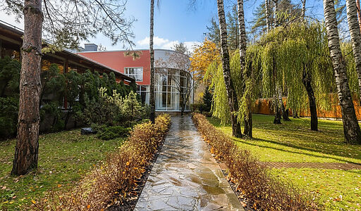 Дом с бассейном в поселке Новинки